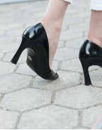 Обувки FIORELLINI PUMP IN SEMI-PATENT LEATHER 85 BLACK