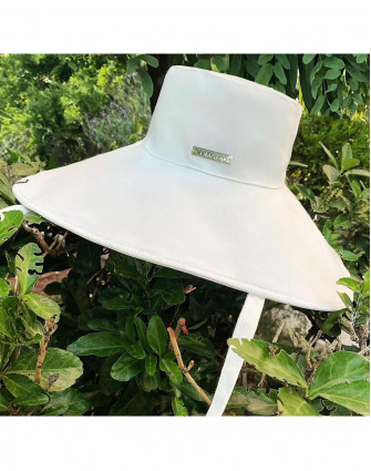 Асиметрична бъкет шапка JADE в бял цвят