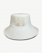 Бяла бъкет шапка