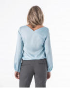 Блуза с асиметрично деколте в светлосин цвят