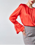 Блуза с дълги драпирани ръкави в червено