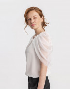 Блуза с каскадна драперия в бяло