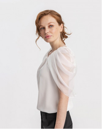 Блуза с каскадна драперия в бяло