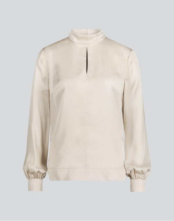 Блуза с висока яка в екрю