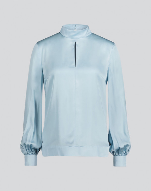 Блуза с висока яка в светлосиньо