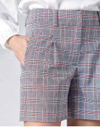 Карирани панталонки с колан и метален детайл