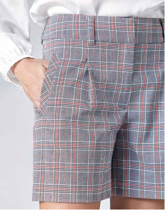 Карирани панталонки с колан и метален детайл