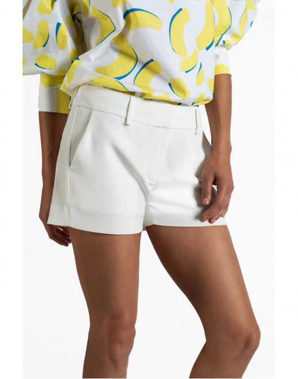 Къс бял панталон