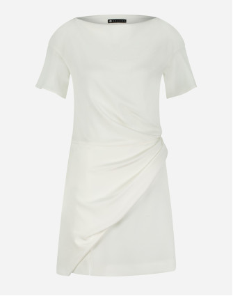 Рокля с асиметрични плисета в бяло