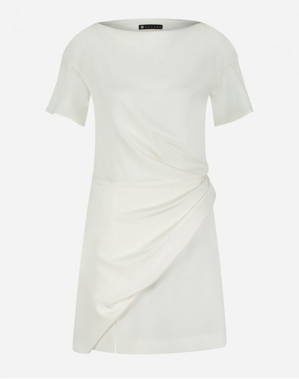 Рокля с асиметрични плисета в бяло