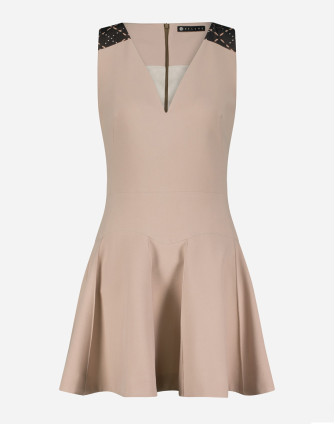 Вталена рокля с V-образно деколте в цвят пудра