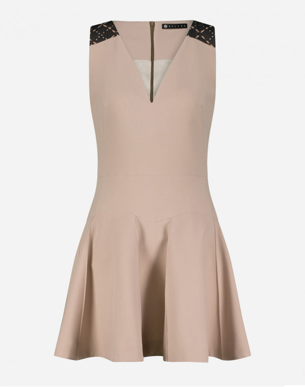 Вталена рокля с V-образно деколте в цвят пудра