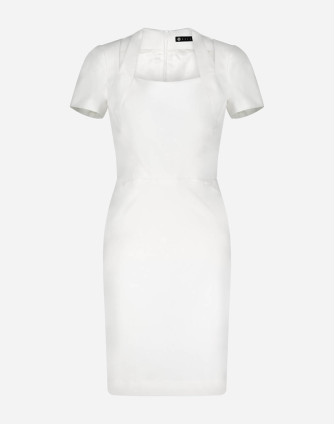 Вталена рокля в бяло