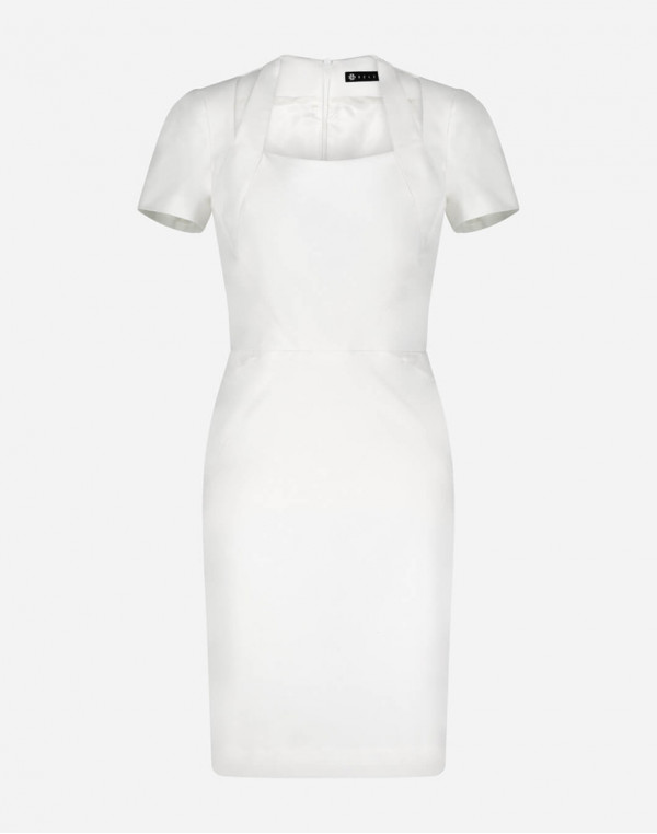 Вталена рокля в бяло