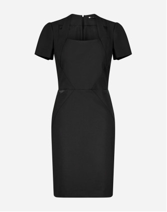 Вталена рокля в черно