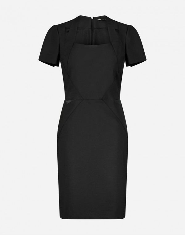 Вталена рокля в черно