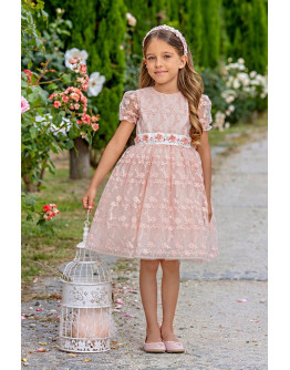 Розова дантелена рокля с красива декорация на колана