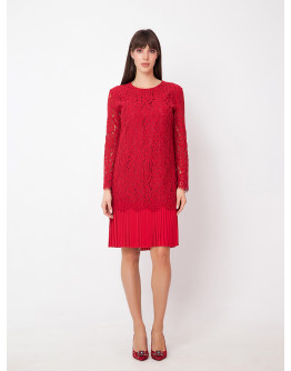 Червена дантелена рокля