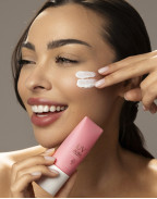 Слънцезащитен крем за лице UV AURA