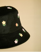 Кадифена шапка LIVIE