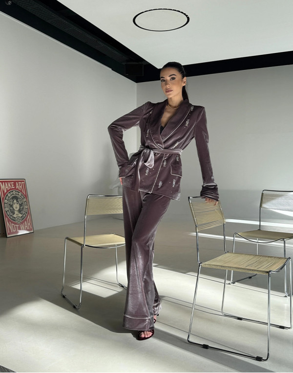 Кадифен костюм ALEGRA