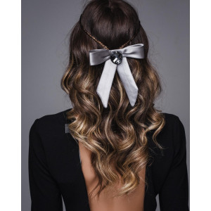 ⭐️НОВО⭐️
Представяме ви част от новата колекция на La Tiare.
Любимите ръчно изработени и декорирани тиари, 
като марката този път добавя и женствени стилни панделки за коса.
Открийте ги:
📲FLCO-GALLERY.COM